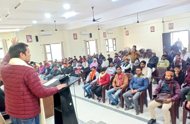 फैसला करेगी जनता कि राम मंदिर बनाने वाले सत्ता में आयेंगे या राम सेवकों पर गोलियां चलवाने वाले