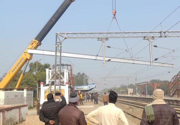 रेलवे स्टेशन पर पैदल उपरगामी पुल निर्माण हेतु गार्डर लांचिंग का कार्य सफलता सम्पन्न
