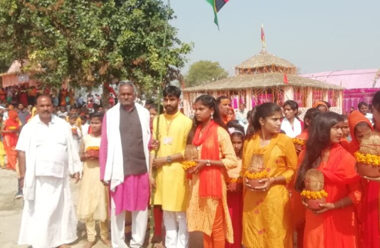 कलश यात्रा के साथ श्री लक्ष्मी नारायण महाज्ञान यज्ञ का शुभारंभ 