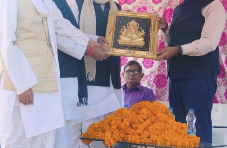 प्रमुख अभियंता पहुंचे शेरपुर गांव, सुनी ग्रामीणों की समस्याएं