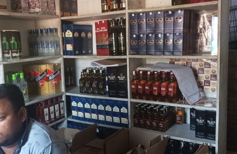 अंग्रेजी शराब की दुकान का ताला तोड़कर साढ़े तीन लाख की शराब चोरी
