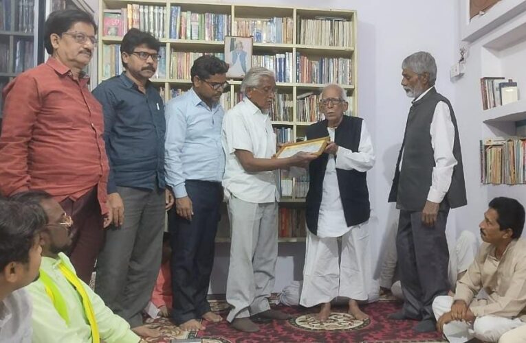 शायर और कवियों की रचनाओं पर झूमे श्रोता