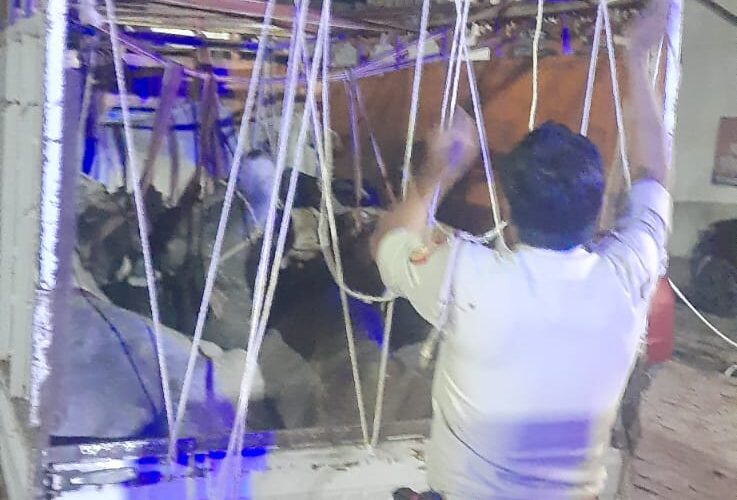 आठ गोवंश पशुओं के साथ दो तस्कर गिरफ्तार, मैजिक गाड़ी बरामद