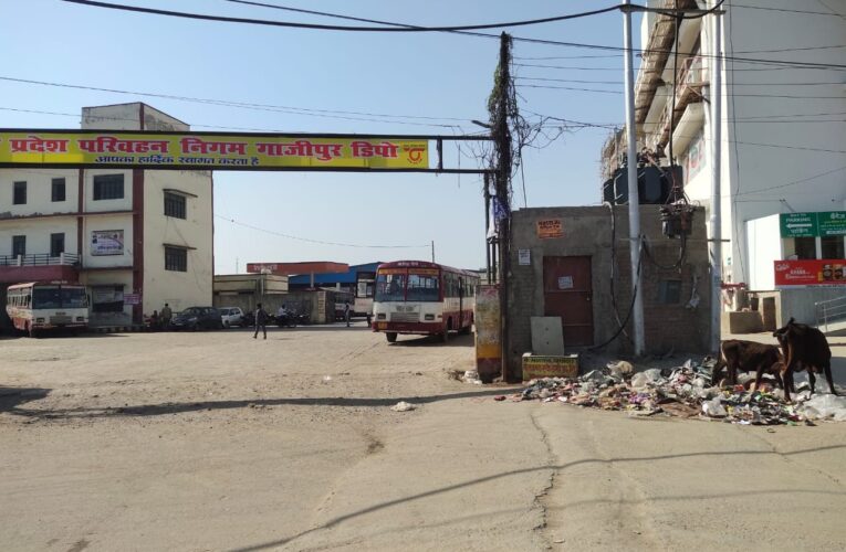 डिपो के बाहर जमा कूड़ा खोल रहा नगरपालिका की सफाई व्यवस्था की पोल