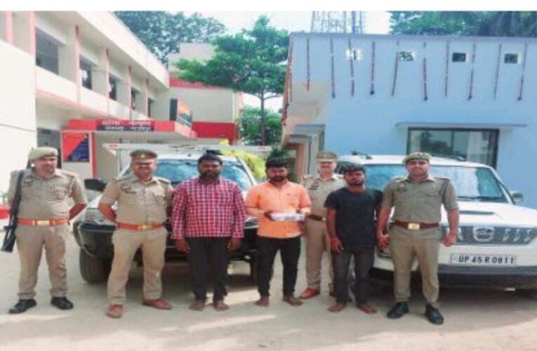 चार गोवंश व देशी तमंचा संग के तीन अभियुक्त गिरफ्तार 