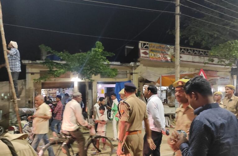 प्रशासनिक देखरेख में उतरने लगे बैनर पोस्टर