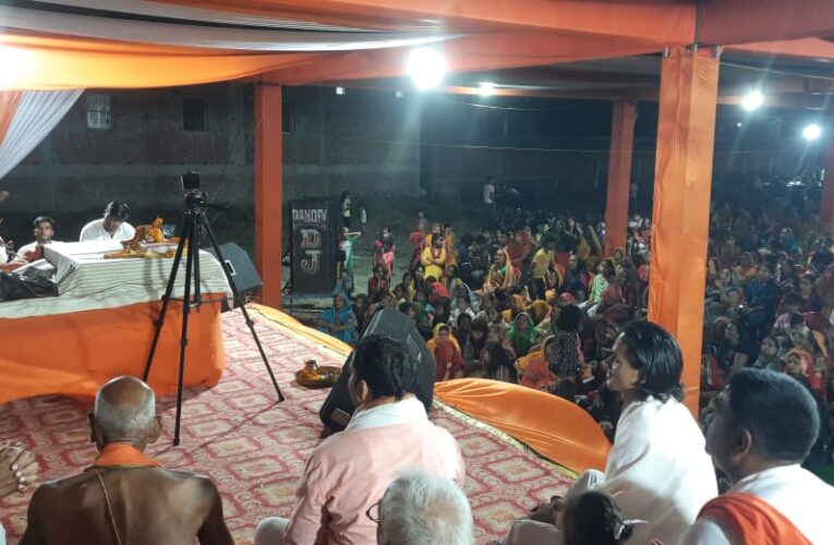 अमृत मय श्रीराम कथा  रस पान को उमड़ रही भीड़