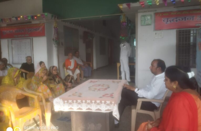 वृद्धजन आवास में विधिक साक्षरता शिविर सम्पन्न