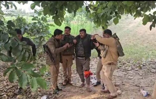 मुठभेड़ में घायल गो-तस्कर साथी के साथ गिरफ्तार,कन्टेनर से 21 गोवंशीय पशु बरामद 