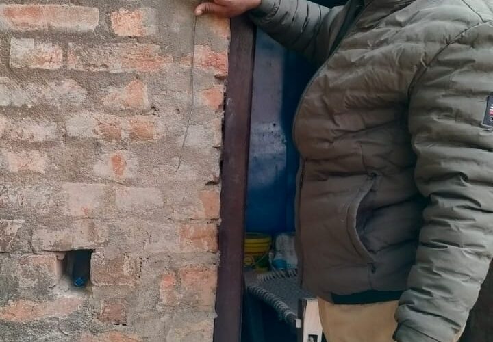 पुलिस ने वांछित अभियुक्त के घर चस्पा की न्यायालय की नोटिस