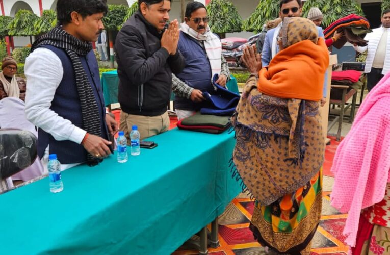 कम्बल स्वेटर पाकर खिले लाभार्थियों के चेहरे