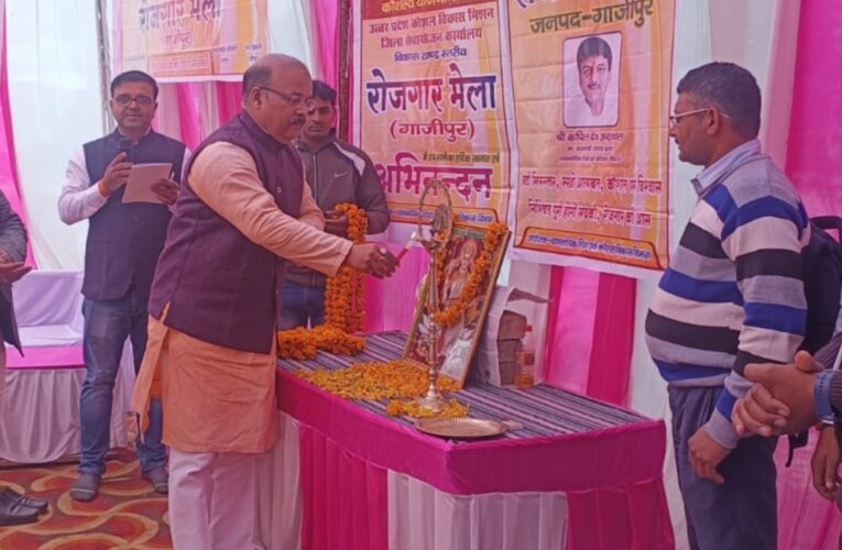 रोजगार मेले में नियुक्ति पत्र पाकर खिले लाभार्थियों के चेहरे