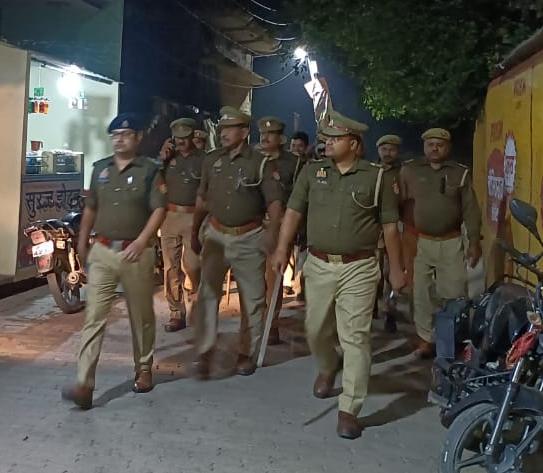 पैदल मार्च कर पुलिस ने दिया सुरक्षा का भरोसा 
