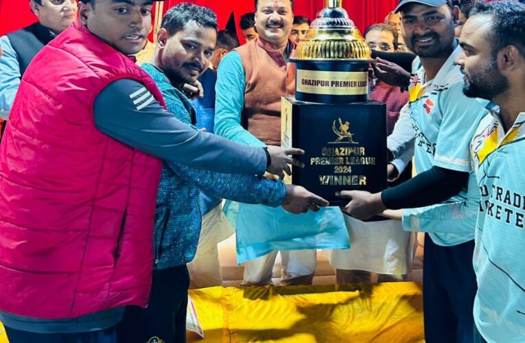 जीपीएल क्रिकेट मैच की शिल्ड ग़ाज़ीपुर के नाम