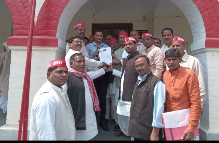 शिक्षक धर्मेन्द्र कुमार के आश्रितों को आर्थिक सहायता हेतु सपा ने सौंपा ज्ञापन 