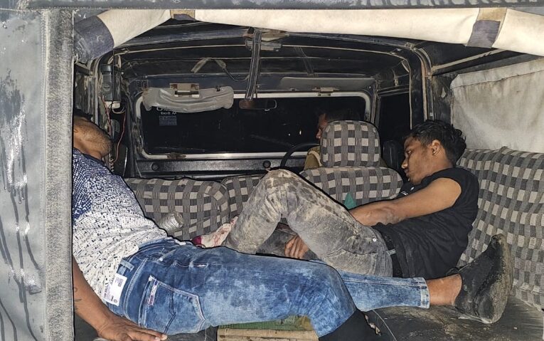 मुठभेड़ में दो बदमाश घायल, आठ कंगन और असलहे बरामद 