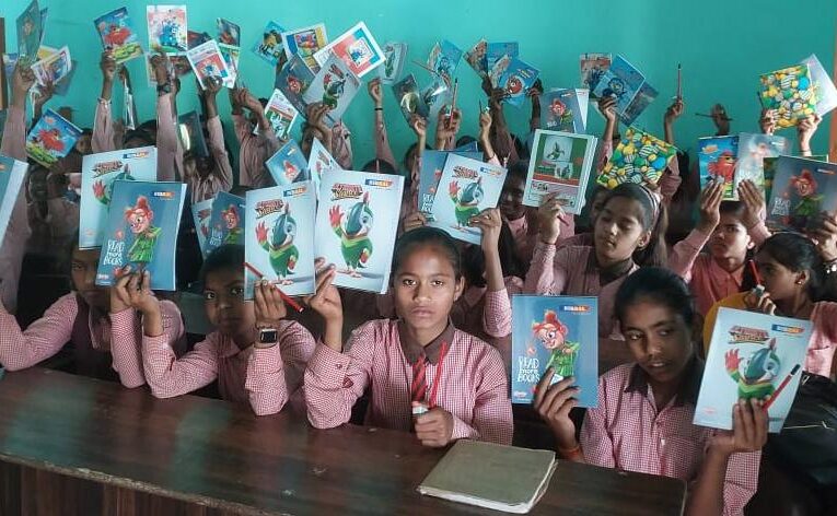 गायत्री प्रज्ञा मंडल ने किया 621 बच्चों को निःशुल्क पाठ्य सामग्री का वितरण