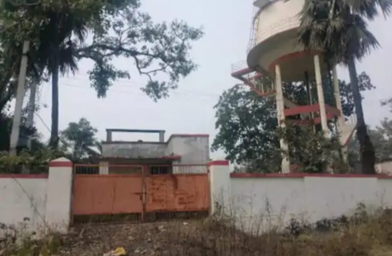 जर्जर अवस्था में खड़ी है पानी की टंकी