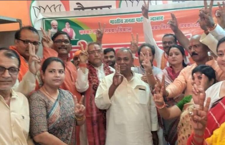 भाजपा प्रत्याशी ने माता रानी तथा महामण्डलेश्वर स्वामी के चरणों में टेका मत्था