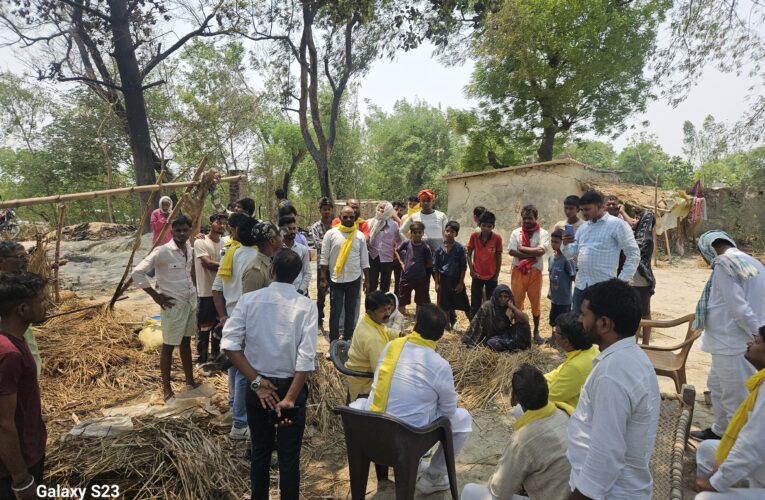 झोपड़ी में लगी आग में गाय, बछिया सहित गृहस्थी का सामान खाक