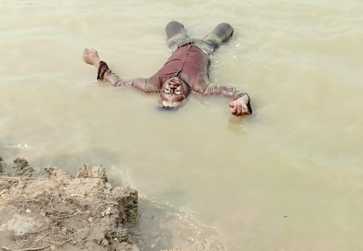 गंगा नदी में मिला युवक का शव, हत्या की आशंका 