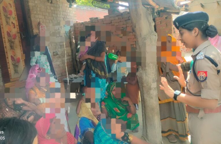 मिशन शक्ति के तहत क्षेत्राधिकारी ने महिलाओं को किया जागरूक 