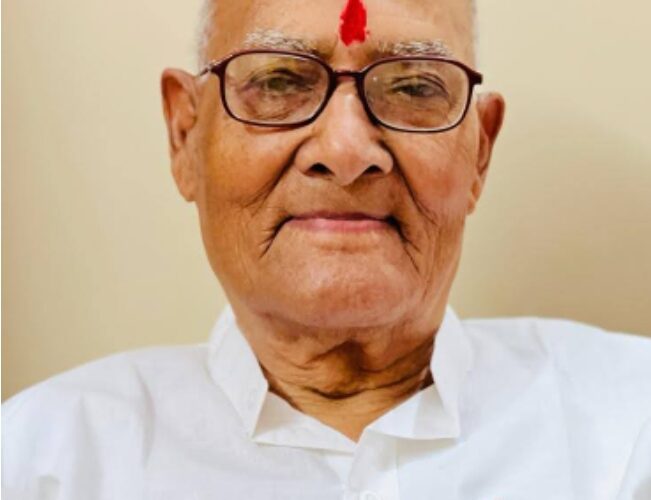 मूर्धन्य साहित्यकार डाॅ.जितेन्द्रनाथ पाठक को दी गयी श्रद्धांजलि 