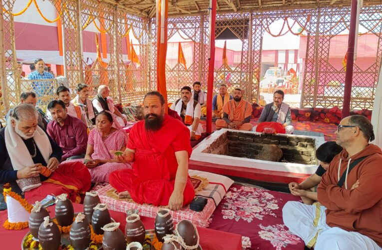 सवा लाख पार्थिव शिवलिंग के अर्चन के बाद होगी महाकुंभ पूर्णाहुति – स्वामी भवानीनंदन यति 