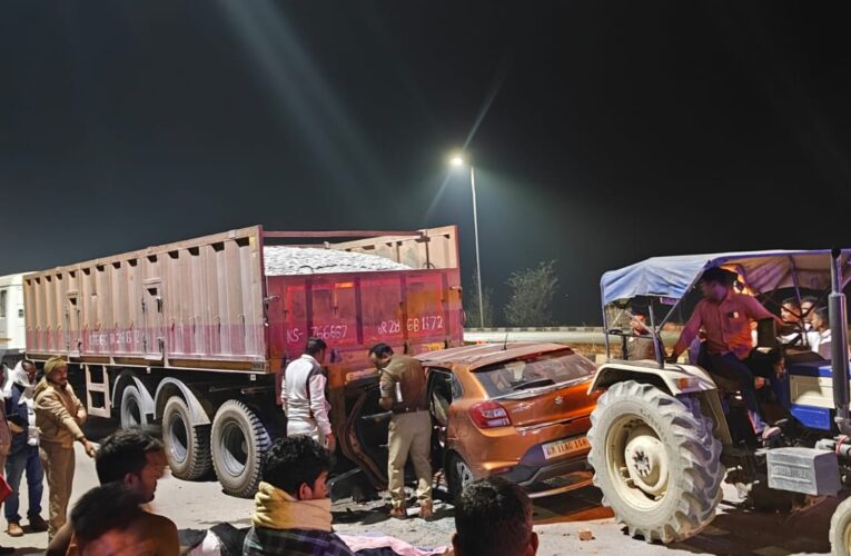 गिट्टी लदे खड़े ट्रेलर में घुसी तेज रफ्तार कार,चार श्रद्धालुओं की मौत, एक घायल