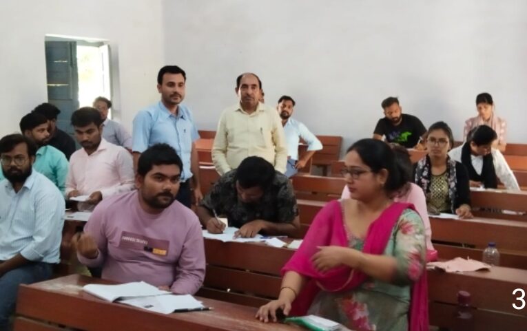 नकल करते सात परीक्षार्थी रिस्टीकेट