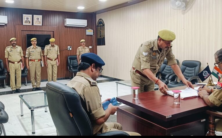अपर कप्तान ने ली परेड की सलामी 