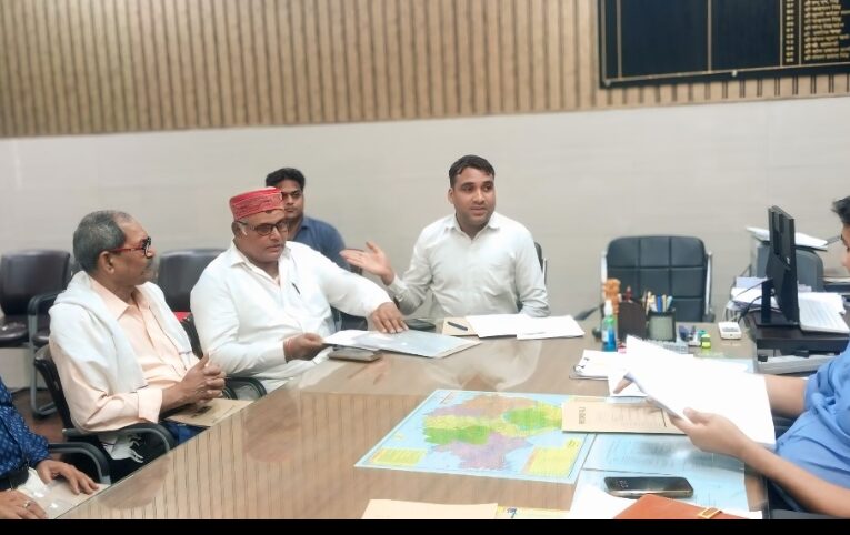 पत्रकारों की सुरक्षा के लिए जिला प्रशासन प्रतिबद्ध – जिलाधिकारी 