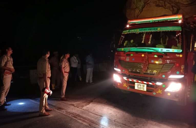 ओवरलोड वाहनों पर चला प्रशासन का चाबुक 