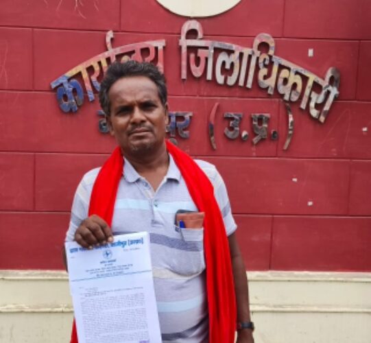 ग्राम सचिवालय की निर्माण राशि के लिए प्रधान ने जिलाधिकारी से लगाई गुहार 