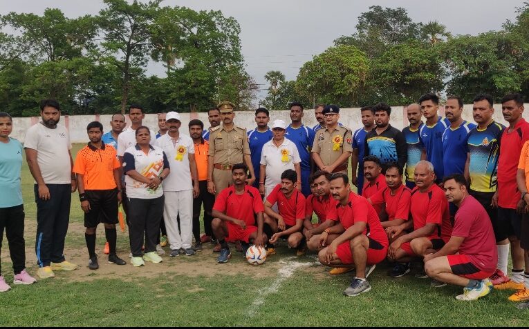वाराणसी जोन पुलिस की अंतर्जनपदीय फुटबॉल प्रतियोगिता का आगाज 