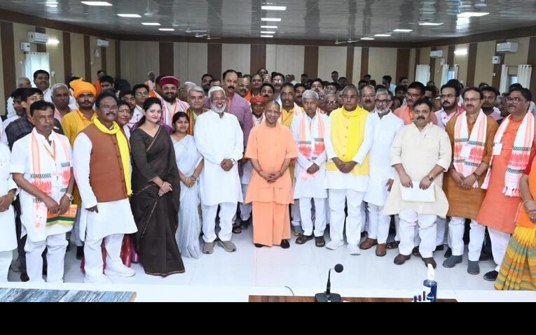 पार्टी पदाधिकारियों संग बैठक में प्रफुल्लित दिखे सीएम