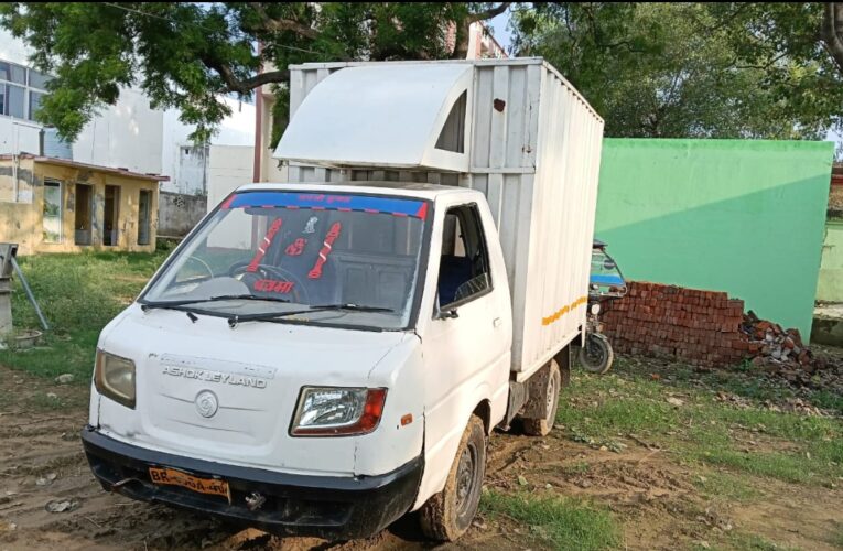लावारिस मिनी मालवाहक को पुलिस ने कब्जे में लिया 