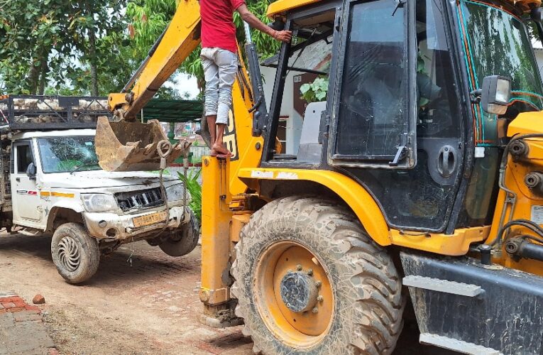 मुर्गा लदी अनियंत्रित पिकअप ने ली वृद्धा की जान