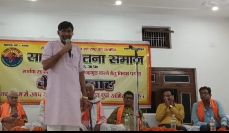 वो इंसान था या काग़ज़ का पुलिंदा/ राशनकार्ड में मर गया/आधार में था ज़िन्दा” 