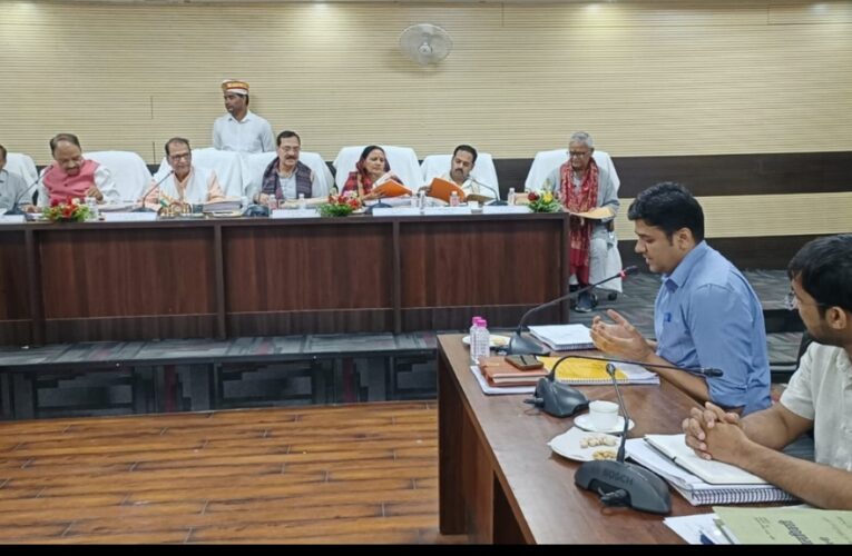 विशेषाधिकार समिति ने&nbsp; समीक्षा बैठक में दिए कड़े निर्देश 