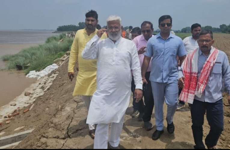 सम्भावित बाढ़ प्रभावित क्षेत्रों का मंत्री ने किया स्थलीय निरीक्षण 