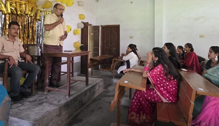 कनिष्ठ विद्यार्थियों ने वरिष्ठ छात्र छात्राओं को दी विदाई