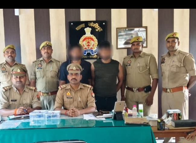 पुलिस अभिरक्षा से फरार पचास हजार का ईनामियां बदमाश साथी सहित गिरफ्तार 