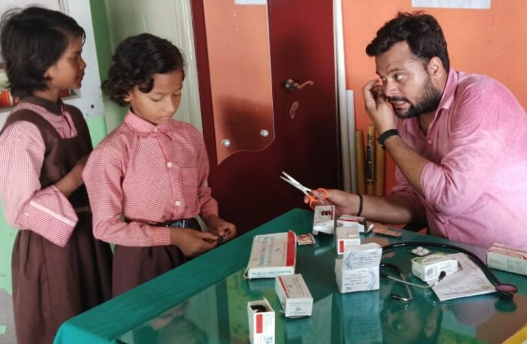 कम्पोजिट विद्यालय के स्वास्थ्य परीक्षण शिविर में बच्चों को दी गयीं दवाएं