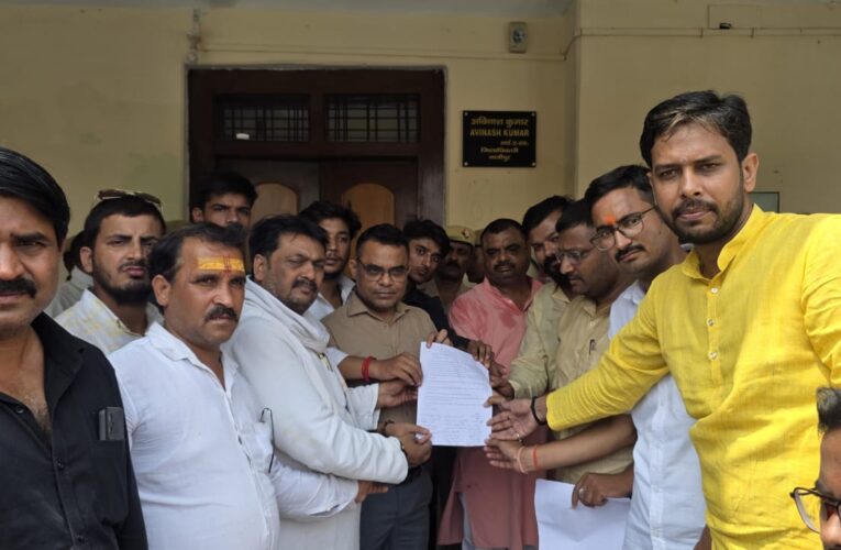 छात्रनेताओं ने विरोध प्रदर्शन कर पुलिस प्रशासन के खिलाफ निकाली भड़ास