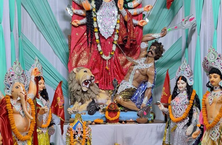नवरात्रि में चारों तरफ़ दुर्गा पूजा की धूम 