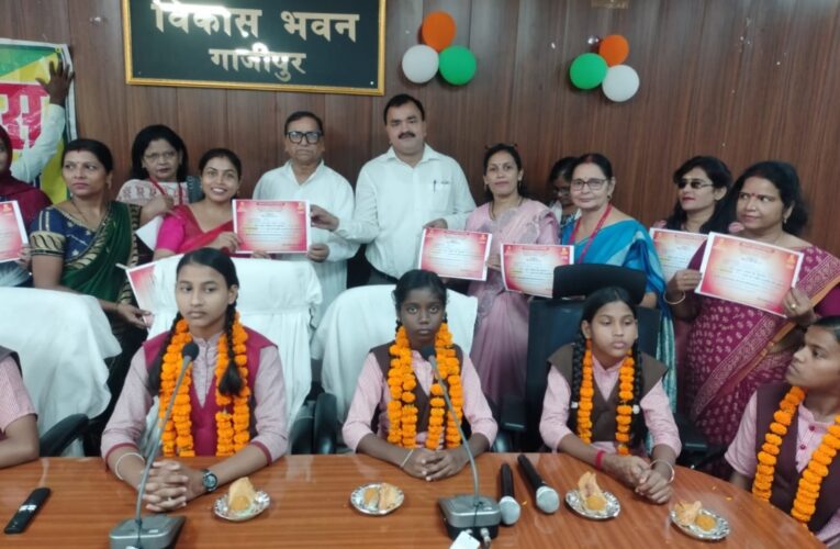 उत्कृष्ट कार्य करने वाली शिक्षिकाओं को मिला सम्मान 