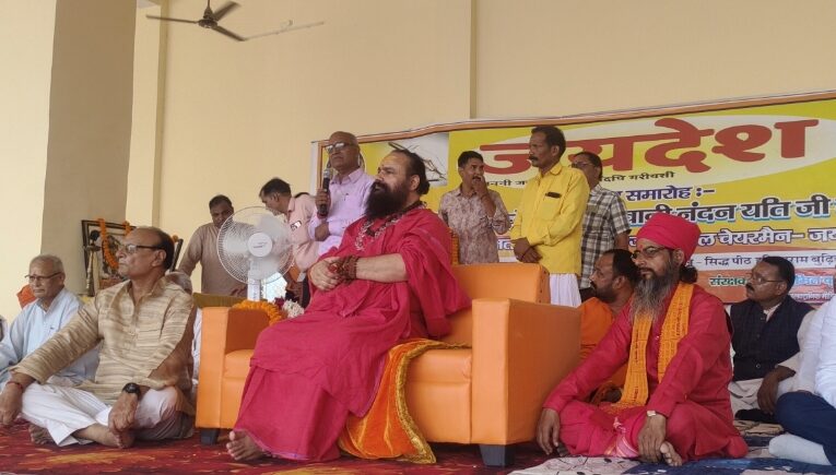 राष्ट्र के चतुर्थ स्तम्भ के रुप में पत्रकार करते हैं समाज सेवा