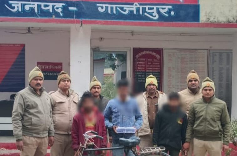 अवैध असलहा, चोरी के दो मोटर व अन्य सामग्री सहित तीन चोर गिरफ्तार 