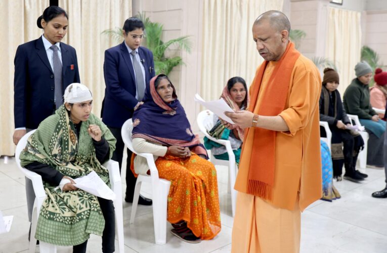 जनता दर्शन में मुख्यमंत्री ने सुनी पीड़ितों की समस्याएं, दिये सख्त निर्देश